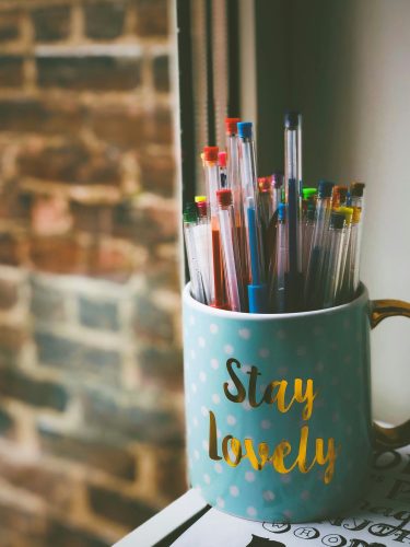 Lot de stylos dans un verre